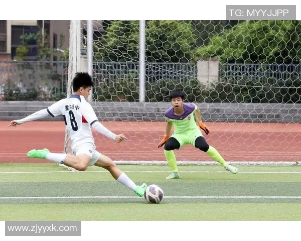 三年级学生足球画创作大赛展示青春活力与团队精神