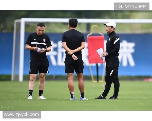 上海足球队耐力争议引发热议球迷与专家各抒己见探讨球队表现 上海足球队耐力争议引发热议球迷与专家各抒己见探讨球队表现